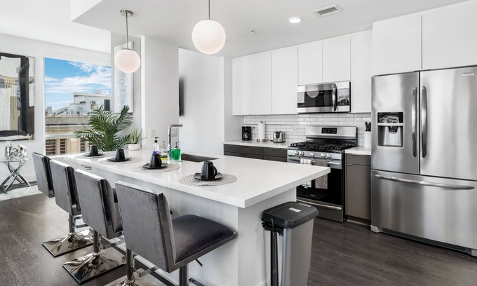 Los Angeles Apartamento | Downtown LA Jr. Penthouse Spacious Skyrise Unit- Pool/Jacuzzi access