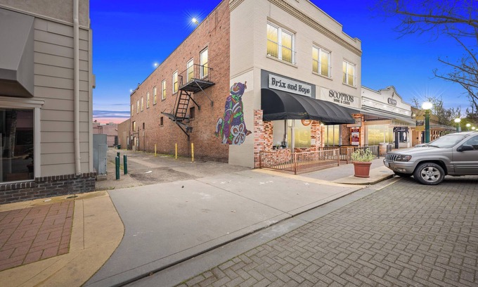 Lodi Casa | Downtown loft in the heart of Lodi. Great for large groups!