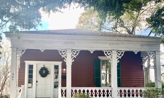 Montgomery Cabaña | Downtown Montgomery The Historic Bush Cottage