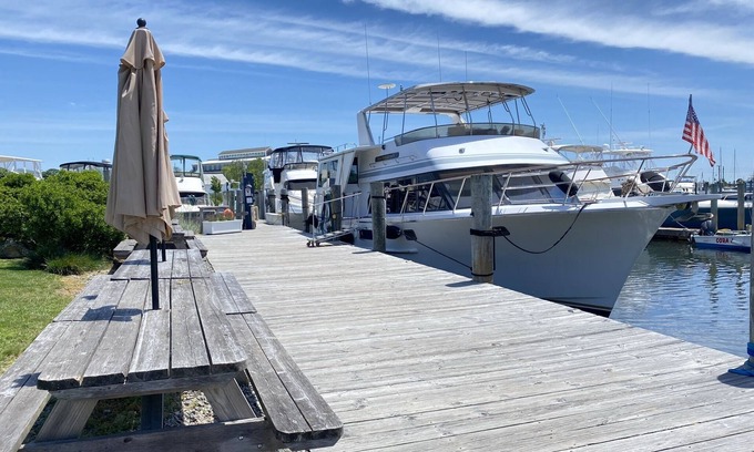 Mystic Alquiler De Eote | Downtown Mystic River Yacht with Sweeping Views