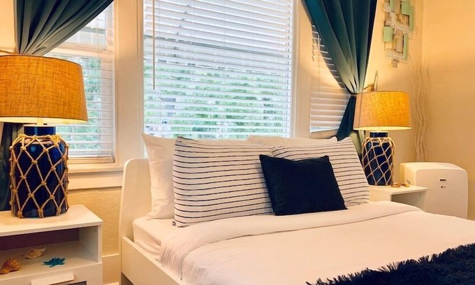 Cortez Hill Apartamento | Downtown Nautical Studio Decorated by Sailors!