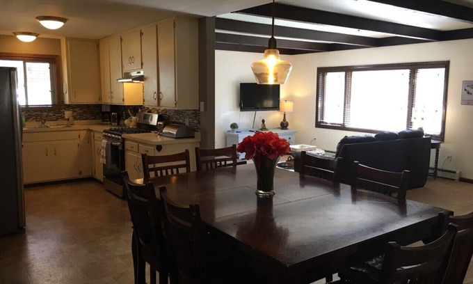 Ouray Casa | ¡Nuevo listado! Casa en el centro de Ouray con dos salas de estar, amplio patio y terraza.