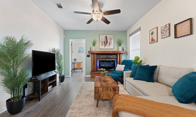 South Pensacola Casa | 🌟Downtown Pensacola Getaway!🌟 Fenced in yard for fur babies!