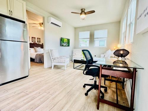 Gillespie Park Apartamento | Downtown-Pet-Friendly-Lido Beach-Opera-Symphony-Walk to Restaurants-Bikes Available