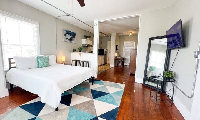 Central City Apartamento | Downtown+PetsOK+Min2Beach-Cozy Studio