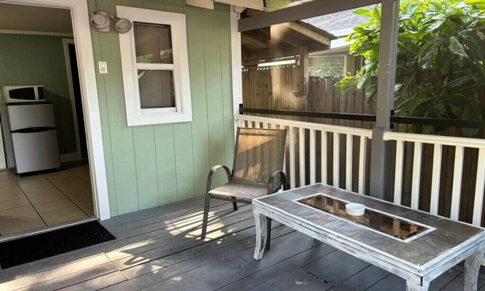 Park East Apartamento | Downtown Sarasota Florida Vacation Rental Pet-Friendly Apt with Yard, Playground