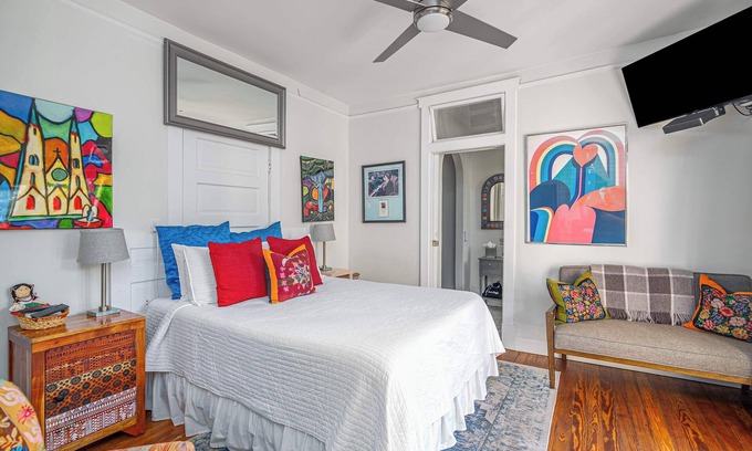 Historic District - North Apartamento | Downtown Studio Apt | Prime Location w/ Balcony