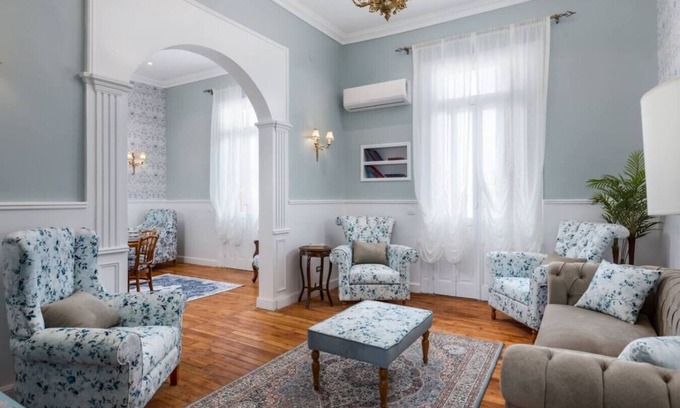 Downtown Cairo Apartamento | `Downtown Sunny Hideaway: Vintage, 7 Balconies`