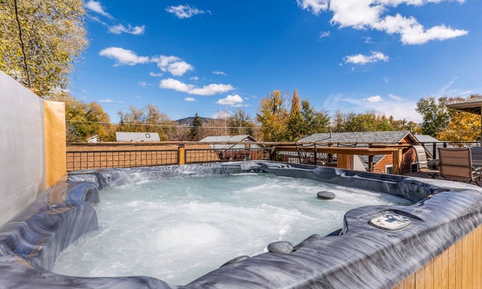 Flagstaff Casa | Downtown Townhouse w/Hot Tub, A/C & Sleeps 8!