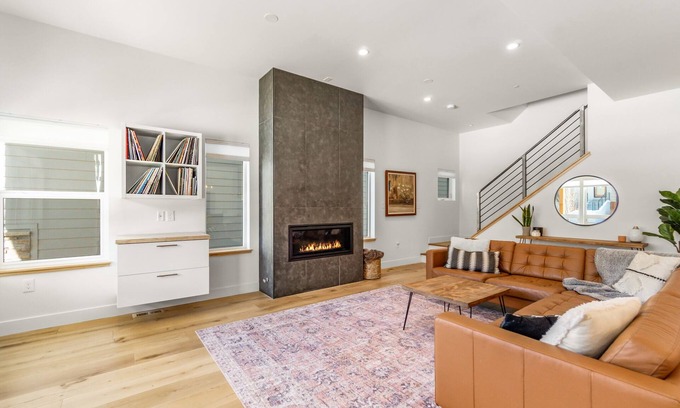 Old Town North Casa | Downtown Views Deluxe 5/4+ Rooftop Hot Tub!