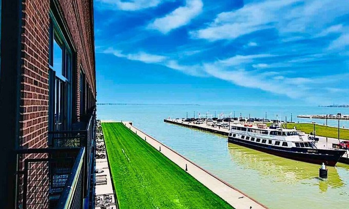 Sandusky Condominio | Downtown Waterfront Getaway Mario Room Breathtaking View Cedar Point Lake Erie!