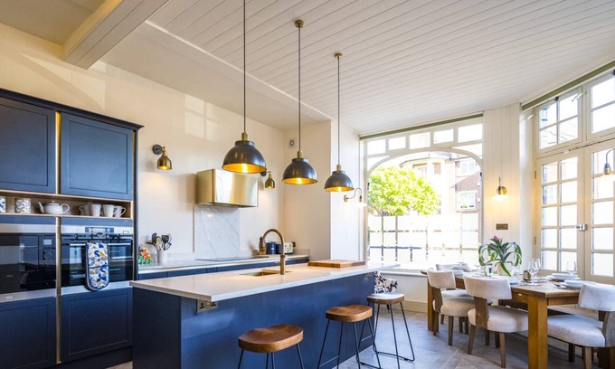Henley Casa | Dragon Court - 4 Beds with Terrace Garden