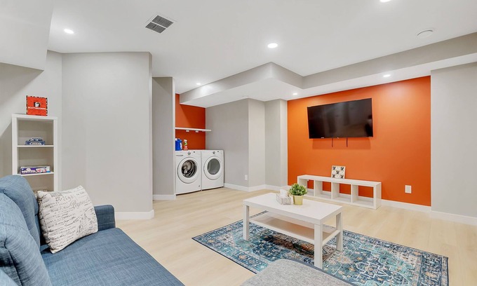 Southwest Edmonton Casa | Drake - 4 Bdrms, Central AC, Gas BBQ, Garage