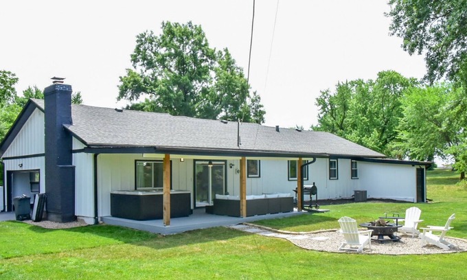 I-435 West KC-KS Casa | Dream Home at the Legends in KC