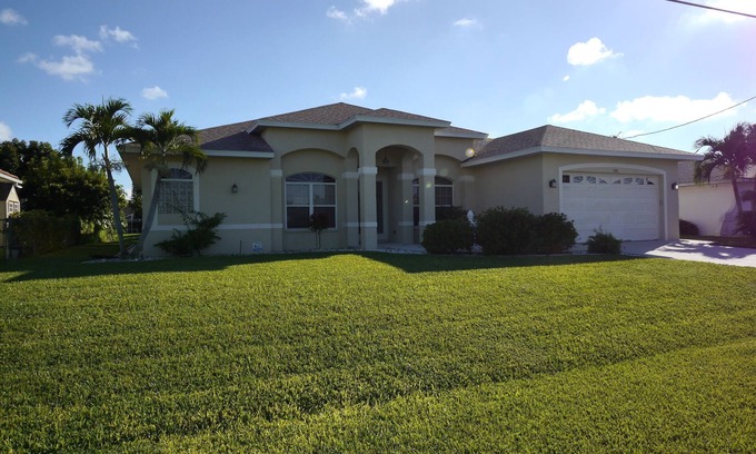 Cape Coral Villa | Villa de ensueño, orientación sur en el canal, muelle, terraza XXL con piscina, tranquila y céntrica.