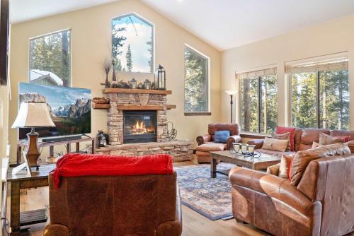Westridge Casa | Dreamy 6 BR with Hot Tub Walk to Goose Pasture Tarn