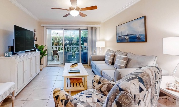 Downtown Dunedin Condominio | Dreamy Condo W/ Shared Pool, High-Speed WiFi, Private Patio, & Great Location!