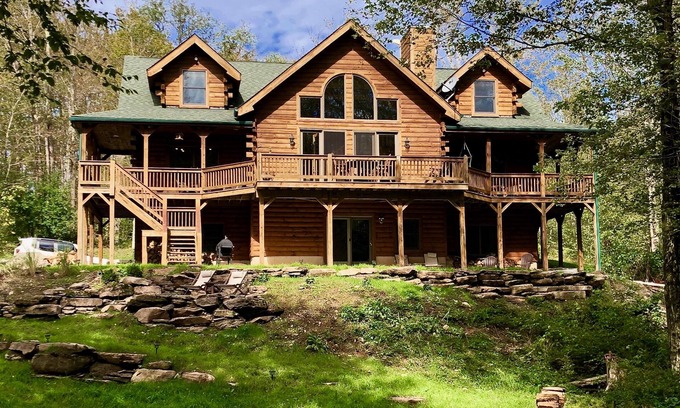 Livingston Manor Casa | Dreamy Lakefront Log Cabin - ¡a 2 horas de Nueva York! Duermen 14 (5Bed / 3Bth) 7 acres privados