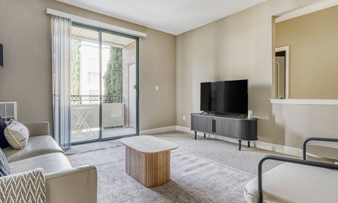 East San Mateo Apartamento | Dreamy San Mateo 2BR w/ Pool & Gym, easy highway access, by Blueground