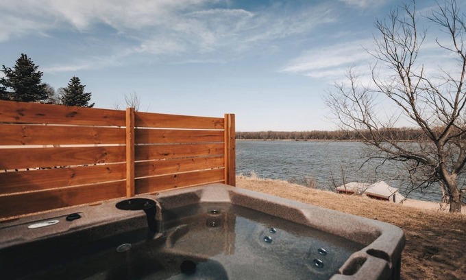 Bellevue Cabina | Drifter|Riverview Cabin+ Hot Tub w/ TV+ Pickleball