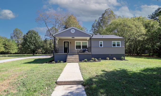 Henry Cabaña | Driftwood Cottage- Smith River Fly Fishing retreat