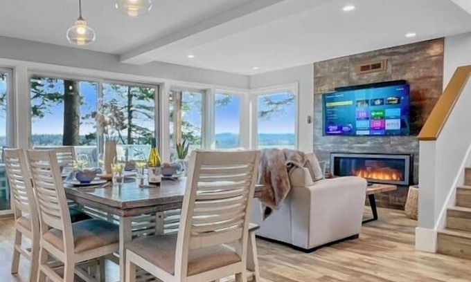 Lummi Island Casa | Driftwood Dreams: Cozy for Fall & Beautiful Views