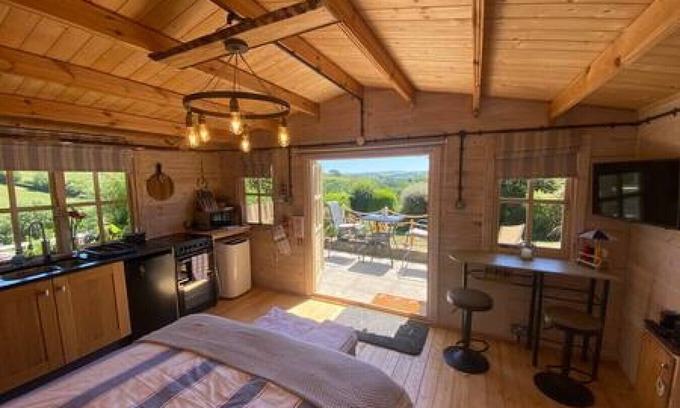 Brazzacott Cabina | Driftwood Retreat with Hot tub