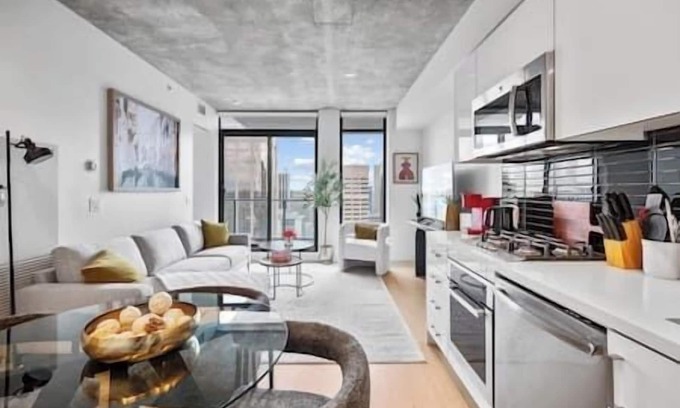 Connaught Apartamento | DT Views |UG Park | Mins to Saddledome | Pool| Gym
