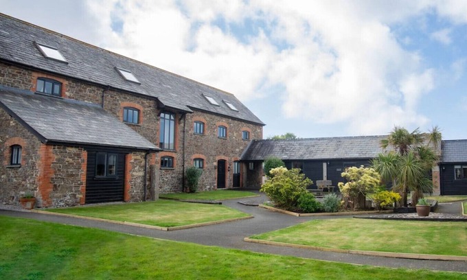 Wainhouse Corner Cabaña | Duchy - sleeps 8 guests in 3 bedrooms