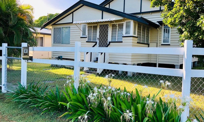 Pialba Casa | Duk 'n' Willa Beach Cottage