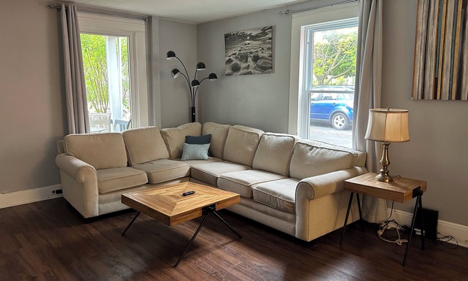 Napanee Casa | Dundas street home