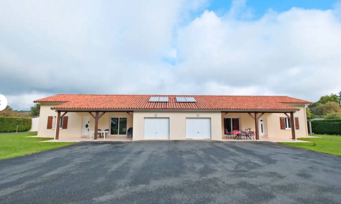 Savignac-les-Eglises Casa | Casa de vacaciones 'Duo De Maisons Avec Piscine Et Clim' con piscina compartida y aire acondicionado