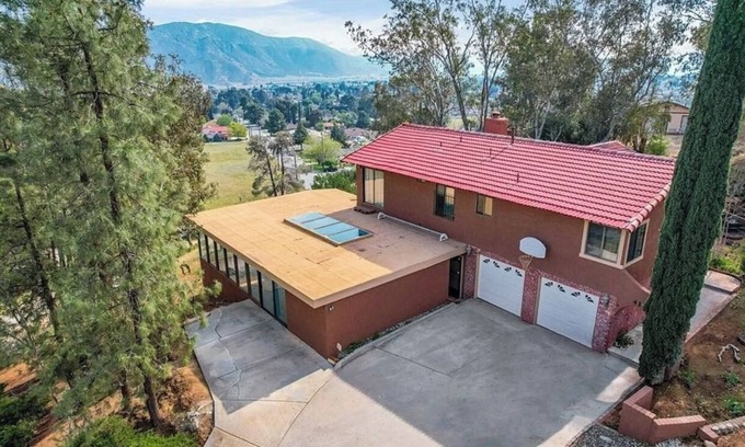 Banning Casa | Duplex House on the hill with a 3-bedroom in beautiful Banning with indoor pool.