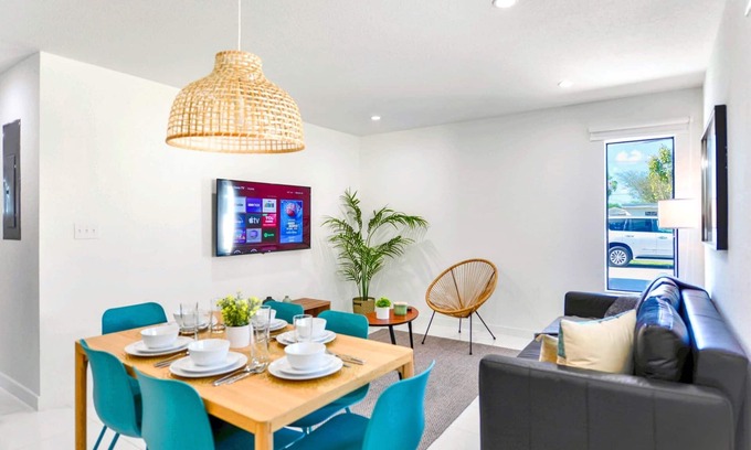 Gladeview Apartamento | Quaint 3-Bedrooms Duplex for Your Perfect Stay