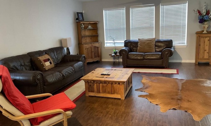 Parker Lane Casa | Duplex type 3 story Townhouse--3 mins to downtown!