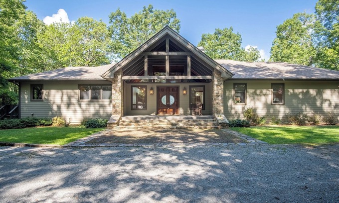 Cedar Mountain Casa | Dupont Mountain Lodge in Cedar Mountain | Trails & Streams