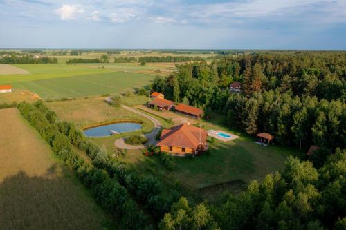 gmina Tuczna Chalet De Esquí | Dworek Ogrodniki, całoroczny dom na wyłączność, basen, sauna, las, staw rybny, altana grillowa, ognisko, pianino, kominek, piec chlebowy, duża ogrodzona posesja