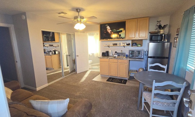 Springerville Apartamento | Eagar Hot Tub Getaway. Sleeps 4. Starlink Internet.