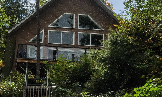 Val-des-Monts Chalet De Esquí | Eagle Nest Cottage. Weekend Escape to the Nature. In Winter.