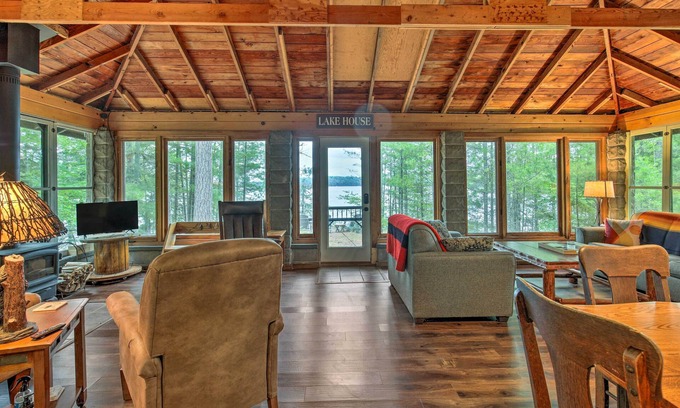 Three Lakes Cabina | Eagle River Lakefront Retreat w/ Fire Pit & Grill