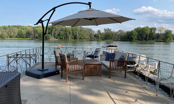 Edgerton Casa | Eagle's Landing on the Rock River, Pontoon available to rent