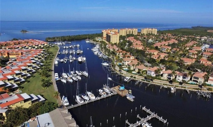 Burnt Store Marina Condominio | Eagle's Nest