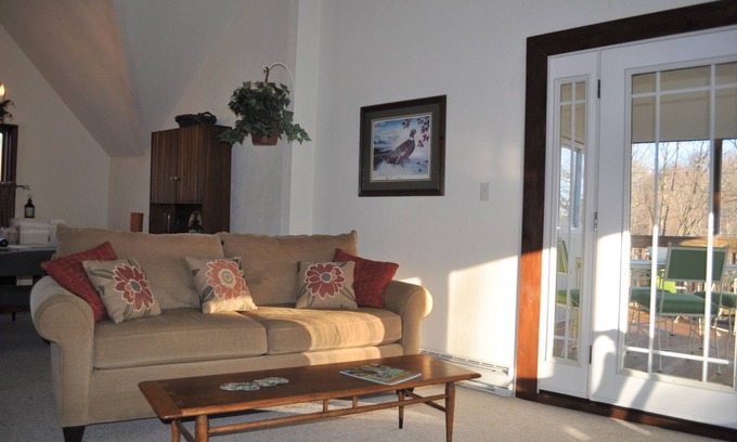 Eagles Mere Casa | Eagles Mere Propiedad histórica con habitabilidad actualizada frente al estanque de salida