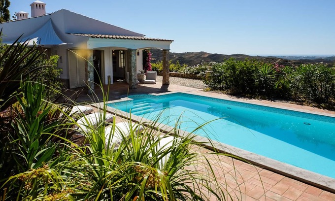 Fonte do Bispo Villa | Eagles Nest: una encantadora casa de 3 dormitorios bien equipada con piscina y vistas al mar