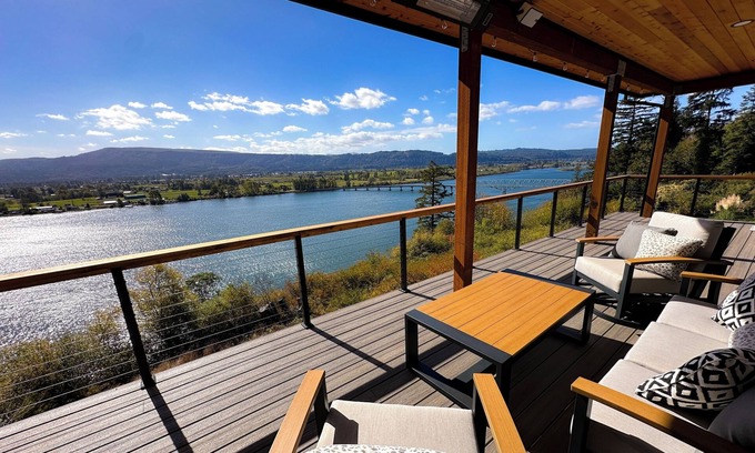 Cathlamet Casa | Eagles View Waterfront Luxury Retreat W/Outdoor Tub. On Columbia River Cathlamet