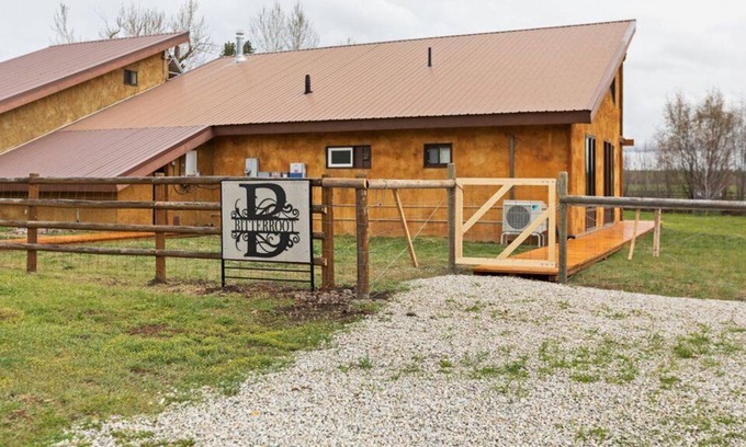 Stevensville Casa | Earth & Sky Bitterroot Unit