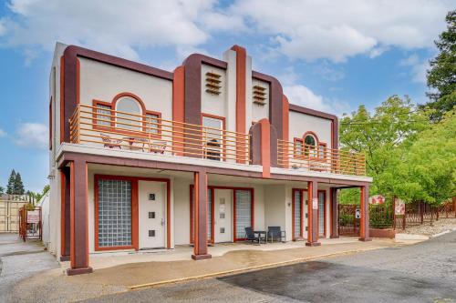 Fair Oaks Apartamento | Easily Explore Fair Oaks Village! Unique Condo