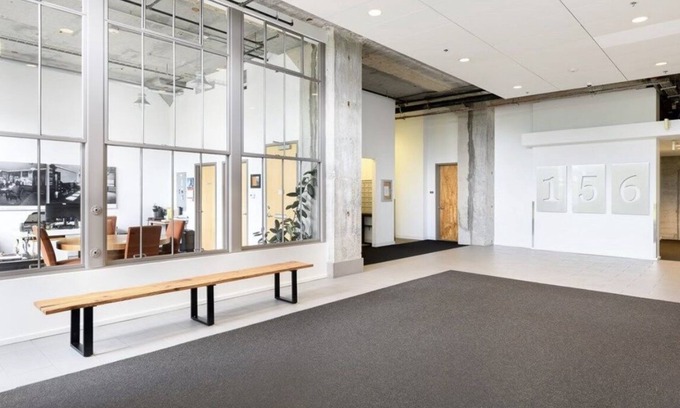 Jeffries Point Condominio | East Boston's Gem: Bright, Spacious 3BR Loft - Huge Windows & Pet-Friendly!