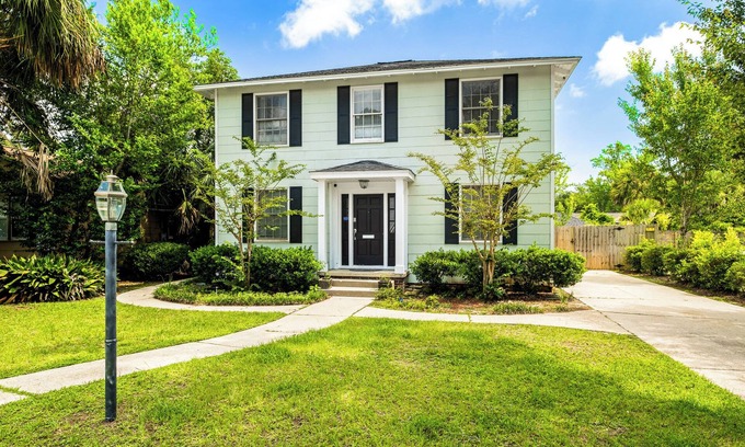 Southeast Pensacola Villa | East Hill Manor w/ 2 Kitchens Near Beach & Downtown