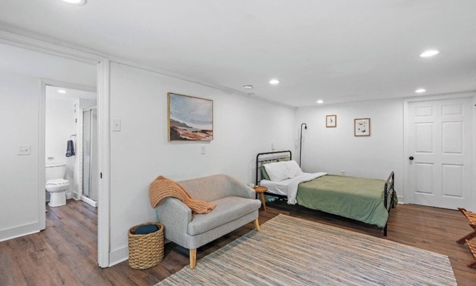 Nashville Casa | East Nashville's Magnolia: Peaceful oasis close to all the action of the city.